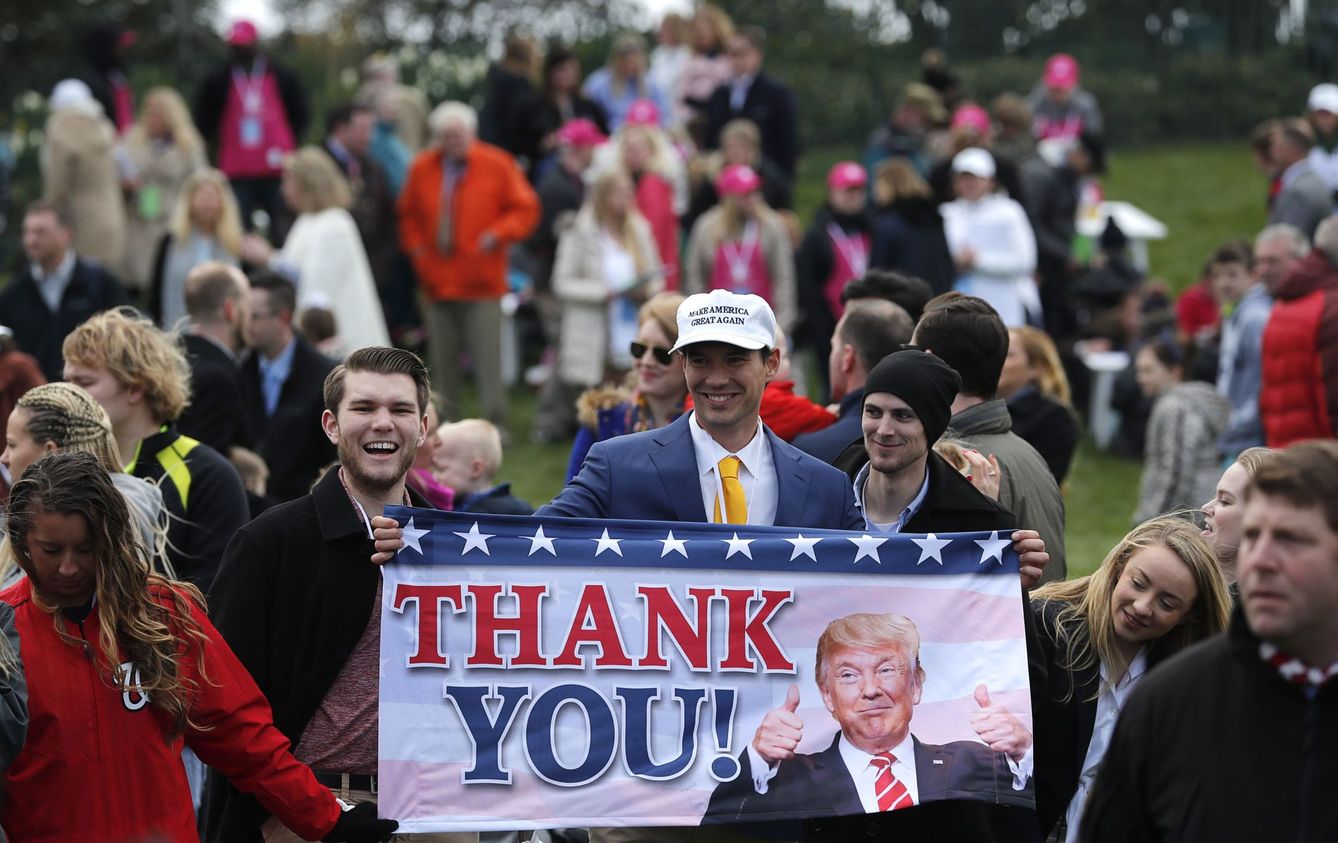 Partidarios de Trump se reúnen frente a la Casa Blanca durante la celebración de Pascual, el 2 de abril de 2018. (Reuters)