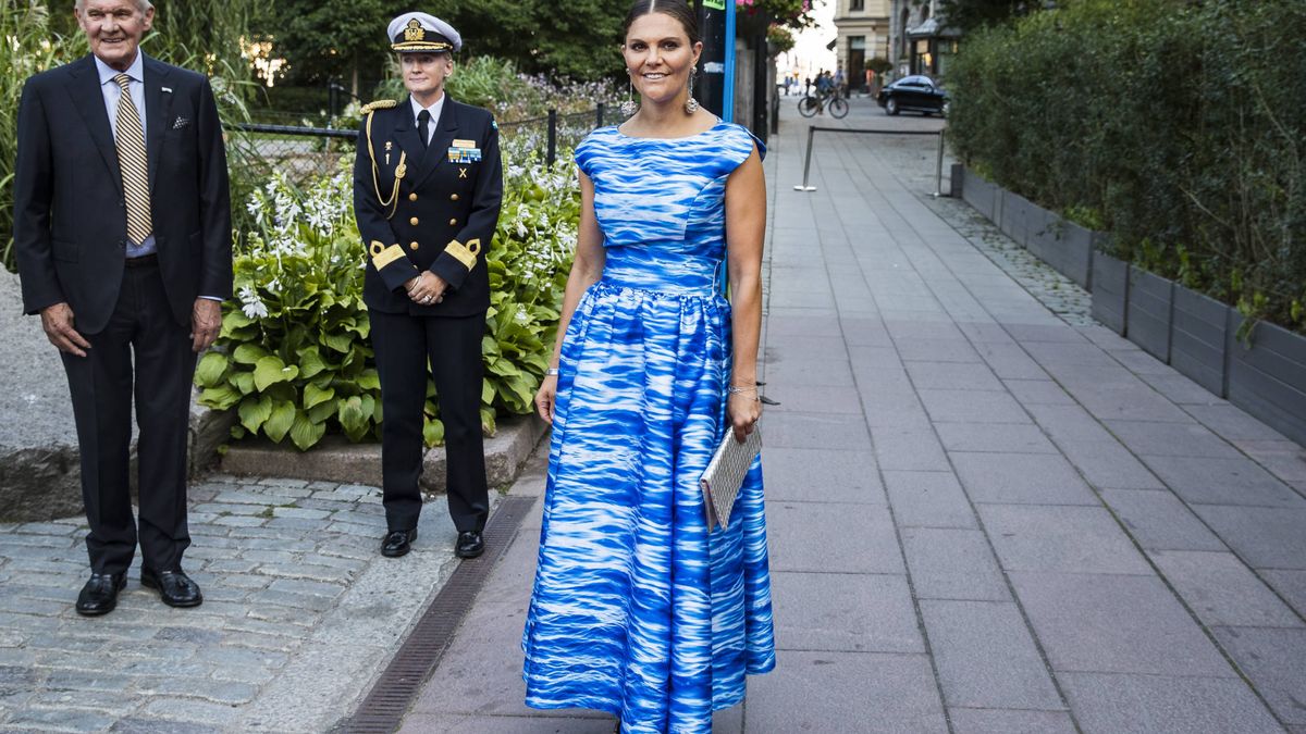 Azul y blanco: la elegante combinación que une el armario de Victoria, Magdalena y Sofía de Suecia