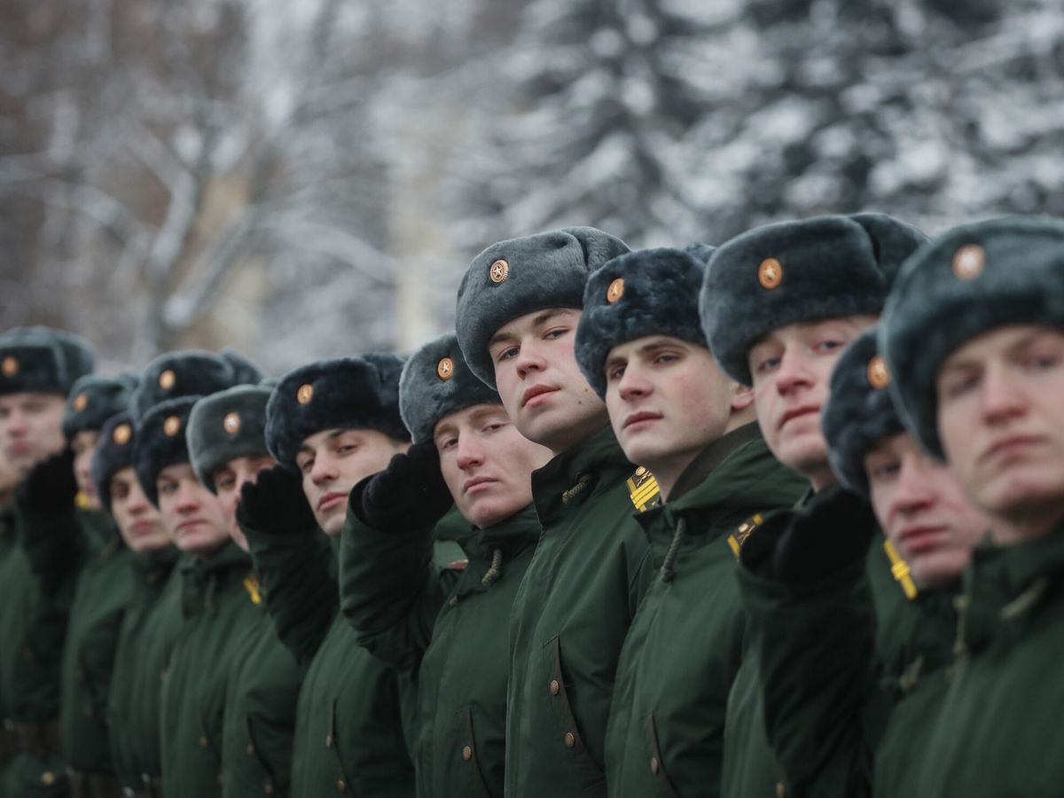 Foto: Los cadetes asisten a los actos solemnes dedicados al 105 aniversario de la Escuela Superior de Mando de Armas Combinadas de Moscú. (EFE/Yuri Kochetkov)