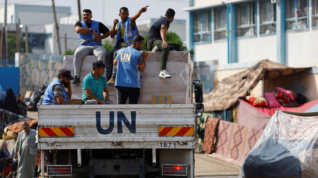 Foto: Trabajadores de Naciones Unidas reparen ayuda entre los palestinos en Khan Younis. (Reuters/Mohammed Salem)