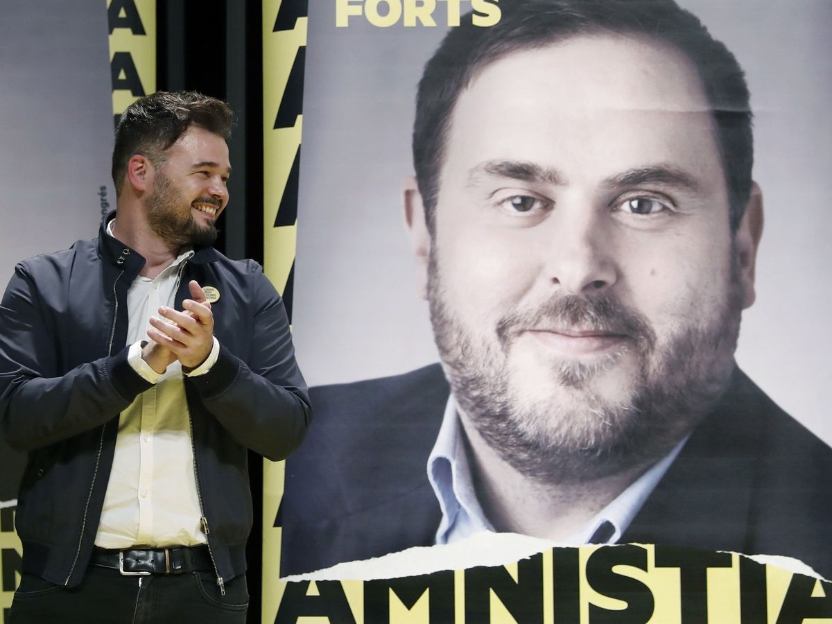 Foto: Gabriel Rufián, junto a una foto de Junqueras en un cartel en el que se pide su amnistía. (EFE)