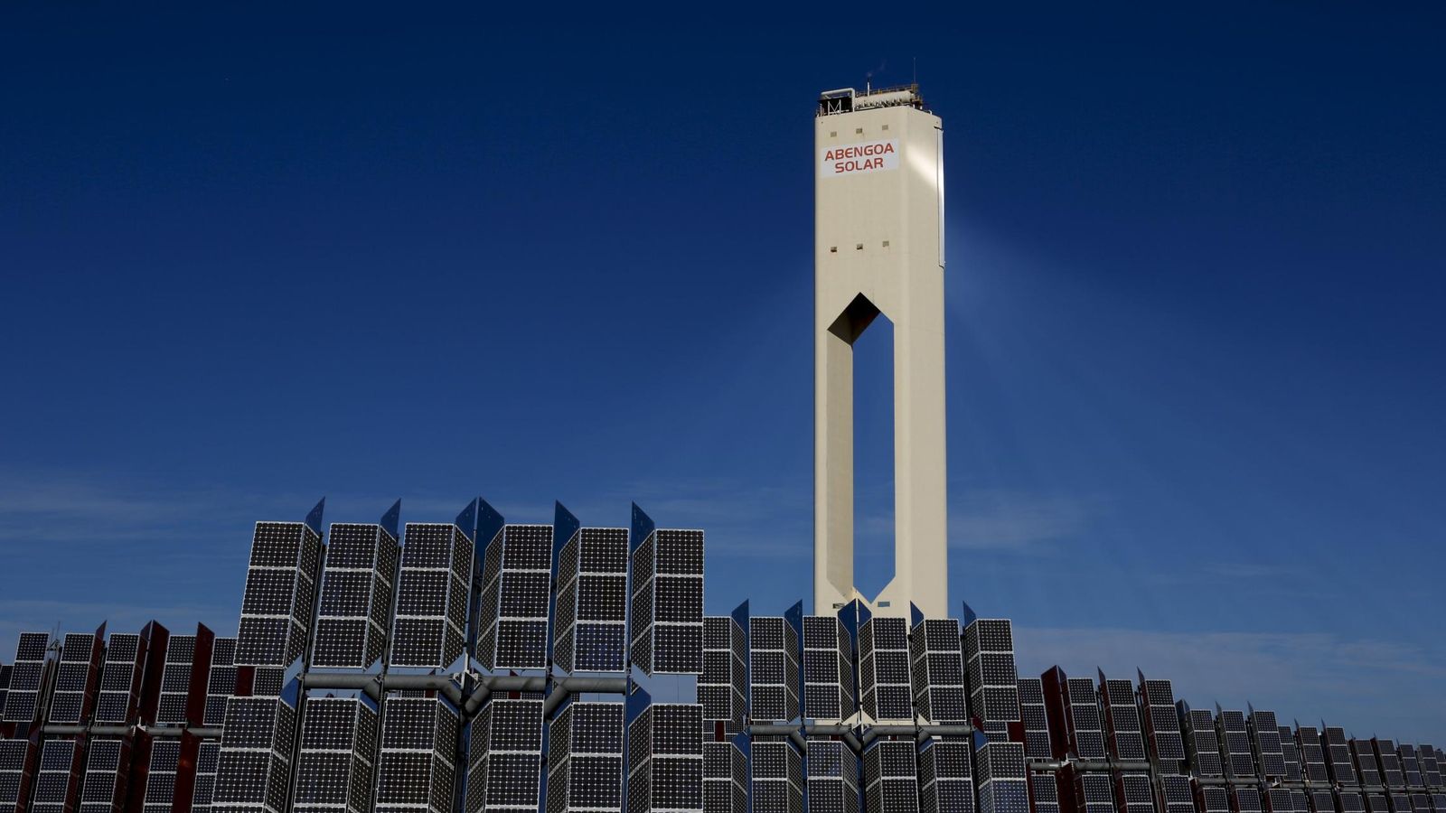 Foto: Una torre de Abengoa en la planta solar de Sanlúcar la Mayor. (Reuters)