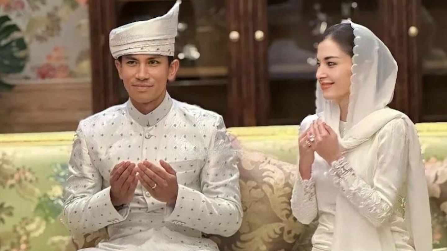 El príncipe Abdul Mateen de Brunéi y Anisha Rosnah, en la ceremonia de solemnización del matrimonio. (Redes sociales)