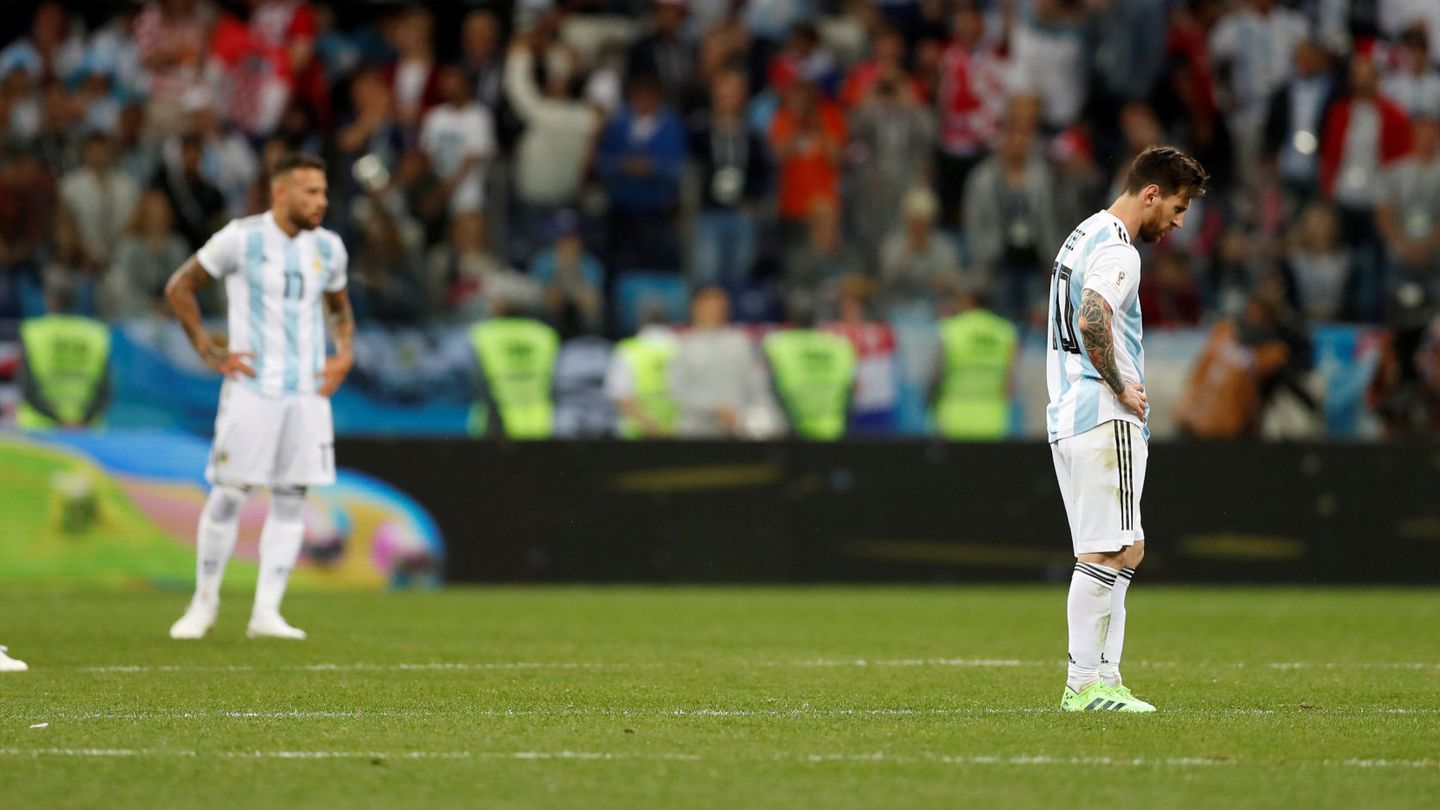 Messi, junto a otros compañeros de la selección argentina, cabizbajo en la derrota contra Croacia. (Reuters)