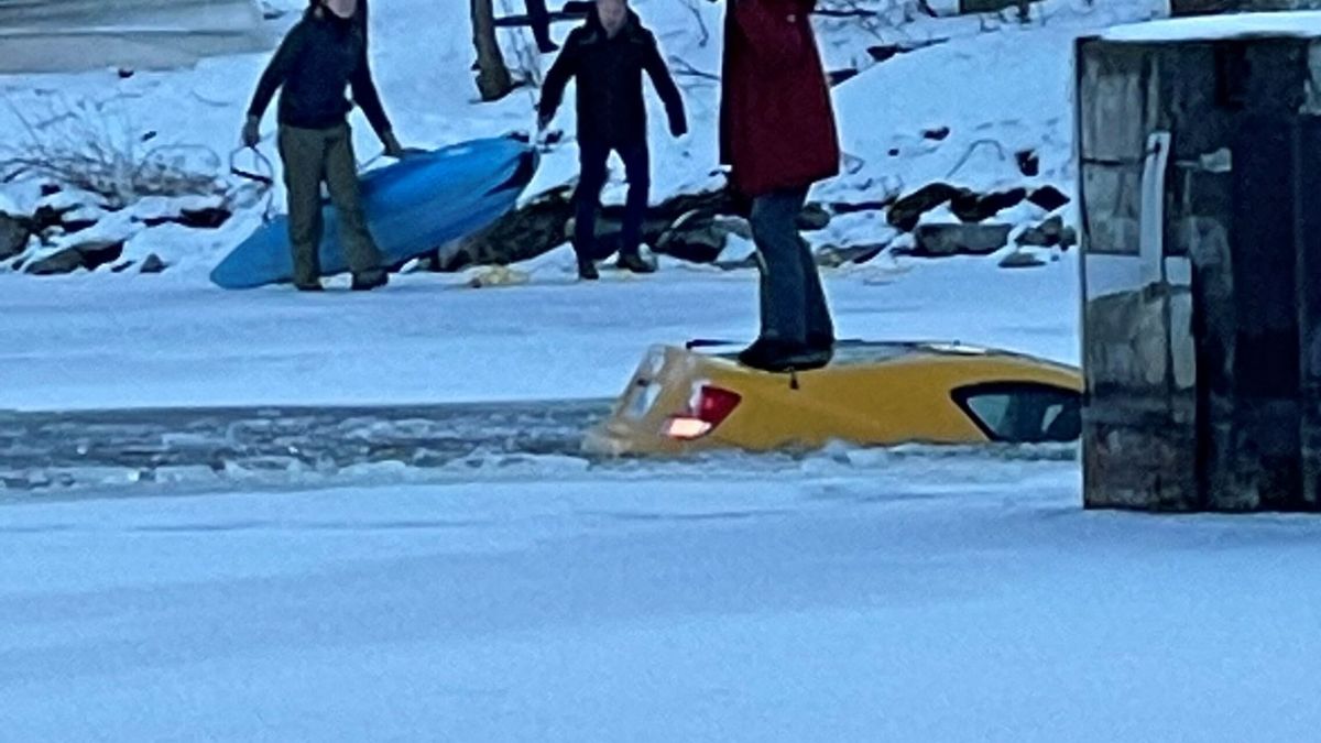 Una mujer se hace un 'selfie' mientras su coche se hunde en un río helado