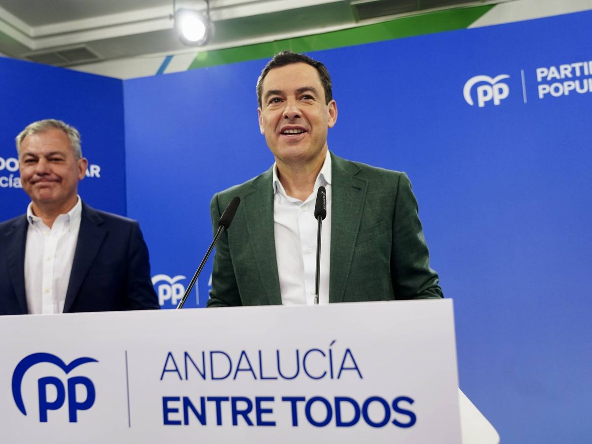 Foto: Juanma Moreno, en la sede regional del PP, en Sevilla, con el candidato popular en la capital, José Luis Sanz. (Europa Press/Eduardo Briones)