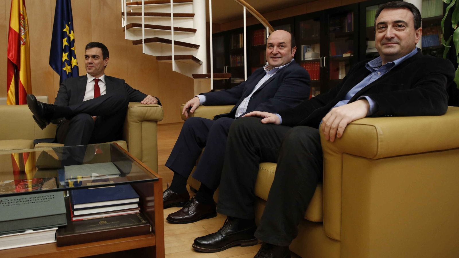 Foto: Sánchez (PSOE) junto con Esteban y Ortuzar (PNV),