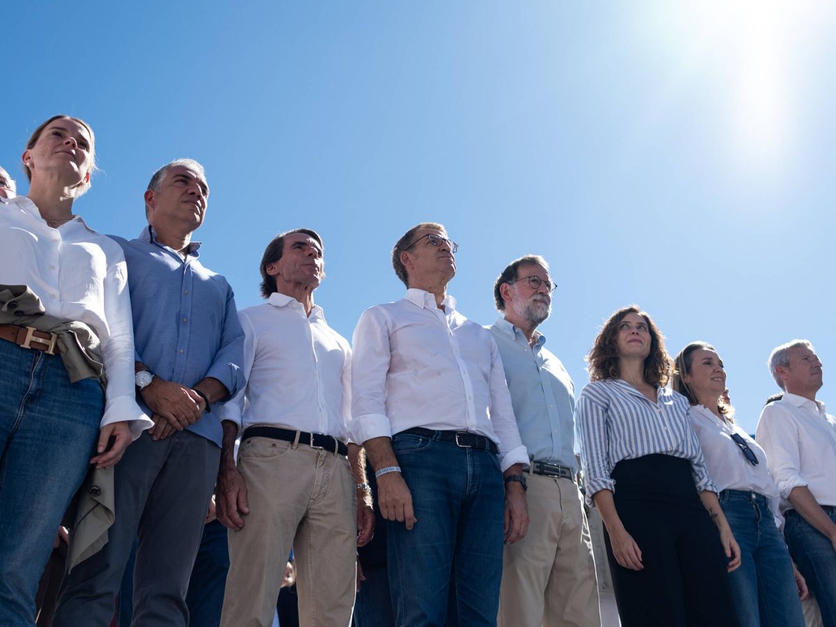 Foto: El líder del PP, Alberto Núñez Feijoo, con expresidentes y líderes regionales en el acto contra la amnistía del pasado 24 de septiembre. (EC/Sergio Beleña)
