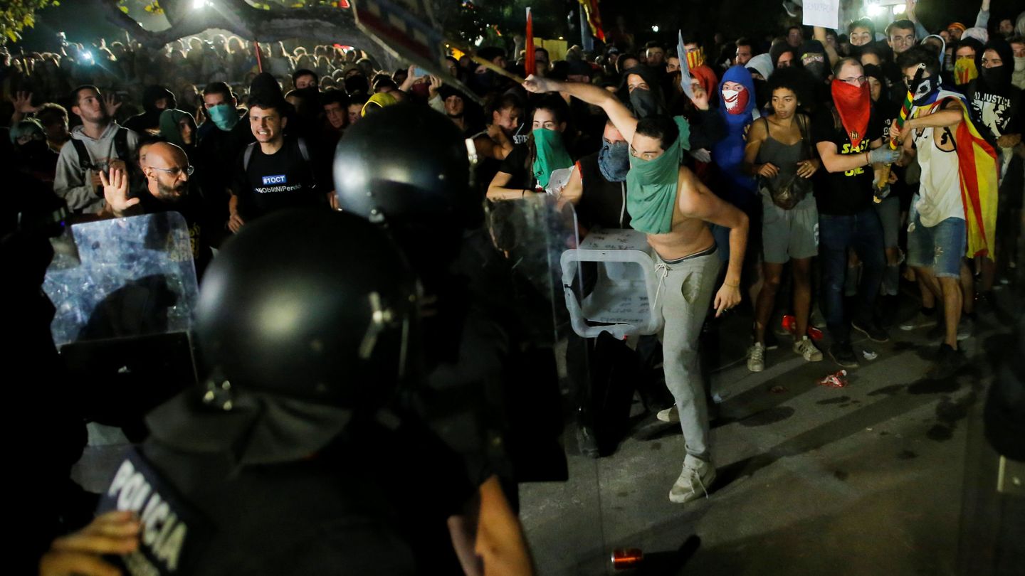 Los radicales se enfrentan a los 'mossos' a las puertas del Parlament. (Reuters)