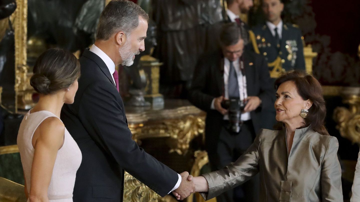 Los reyes Felipe VI y Letizia saludan a la vicepresidenta Carmen Calvo. (EFE)