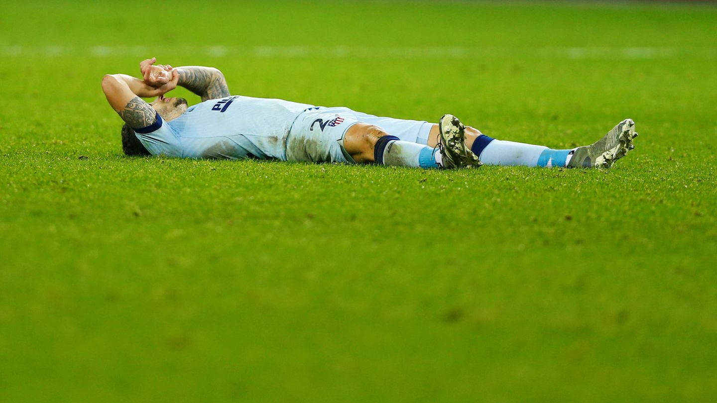 Mario Hermoso, tendido en el suelo tras el pitido final. (Reuters)
