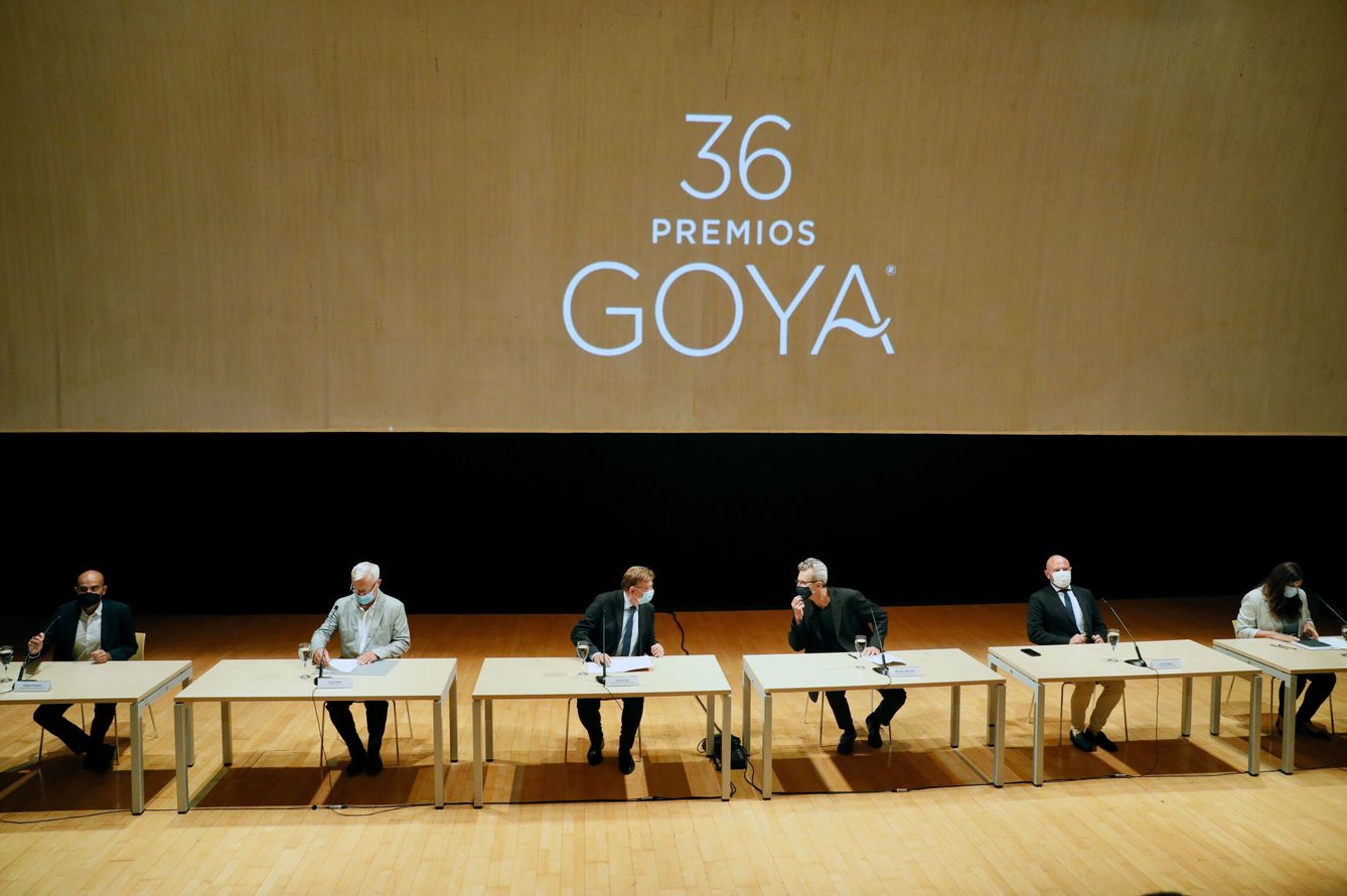 El 'president' valenciano, Ximo Puig, y el presidente de la Academia de Cine, Mariano Barroso, entre otros, en el Palau de les Arts de Valencia (EFE)