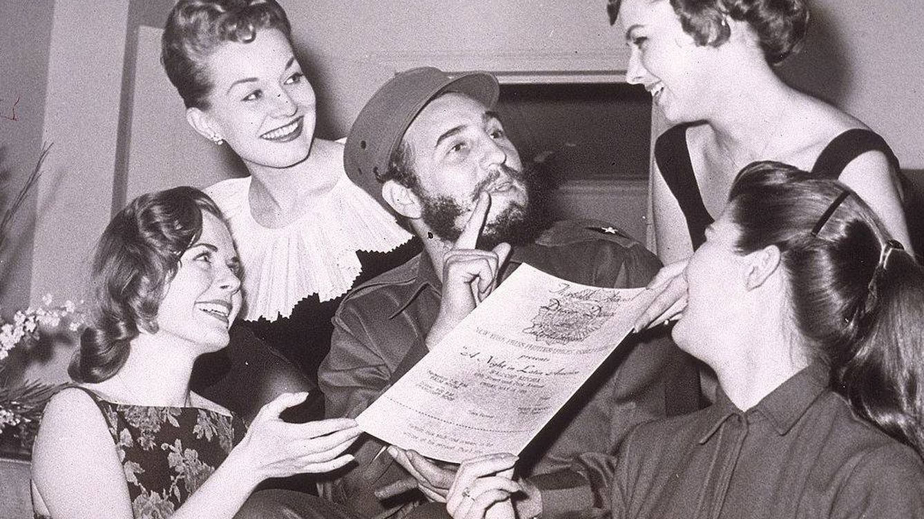 Foto: Fidel Castro rodeado de mujeres (Getty)