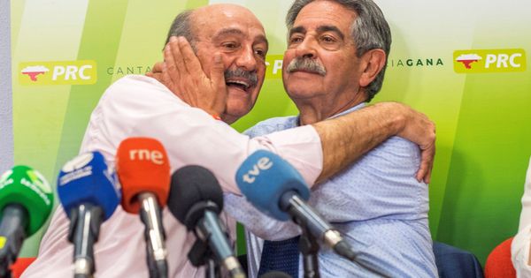 Foto: El candidato del PRC José María Mazón (i) se abraza al secretario general del Partido Regionalista de Cantabria (PRC), Miguel Ángel Revilla. (EFE)