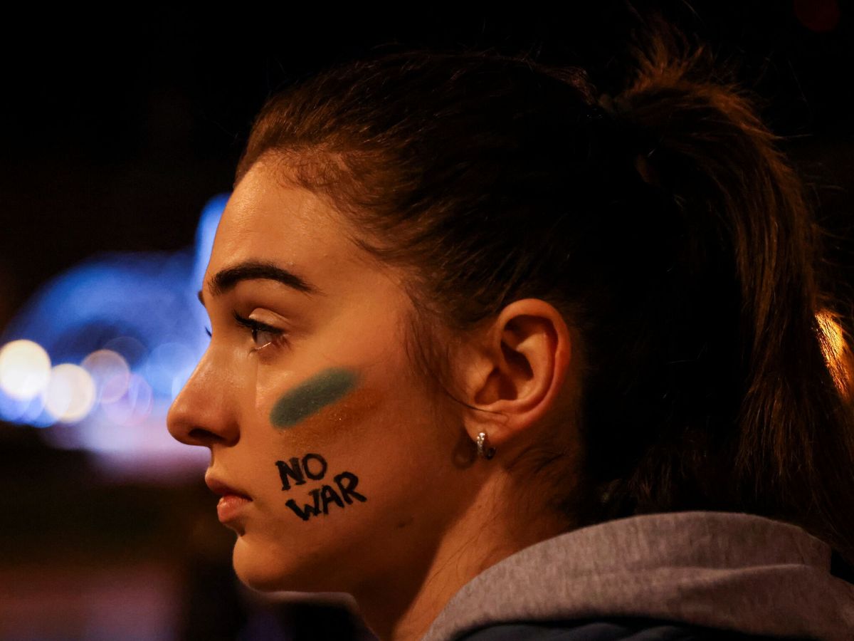 Foto: Una estudiante ucraniana, en las protestas del pasado 27 de febrero en Barcelona. (Reuters/Nacho Doce)