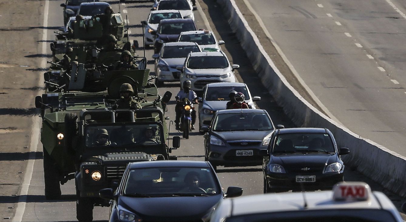 Vehículos blindados de la Marina de Brasil las calles de la ciudad de Serra, en el estado de Espirito Santo. (EFE)