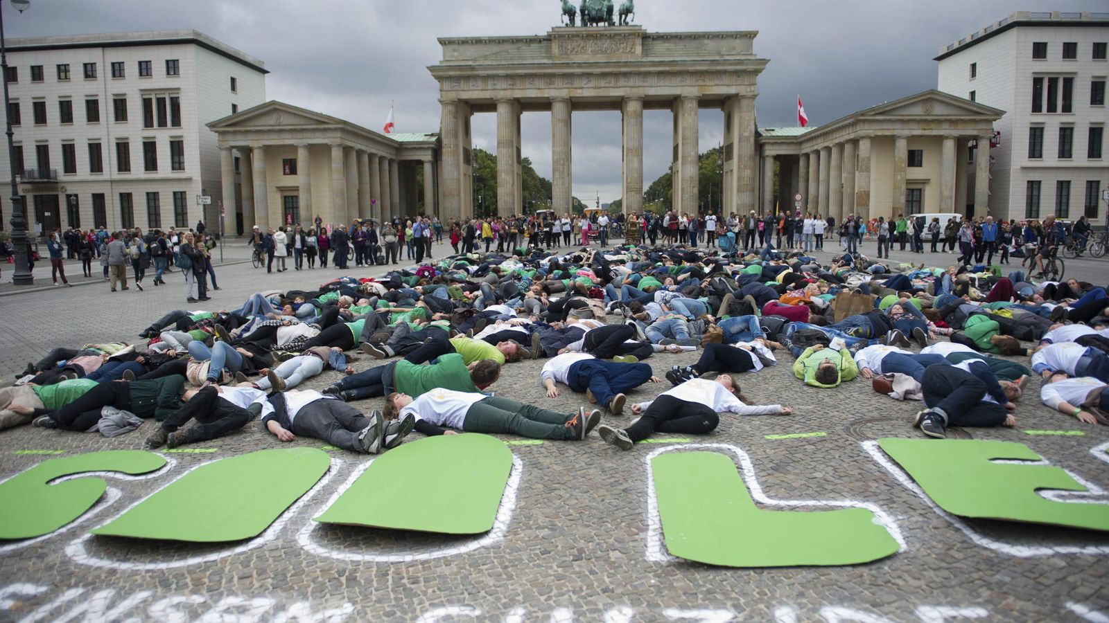 Foto: Activistas en Berlín pretenden generar conciencia sobre el suicidio (Efe)