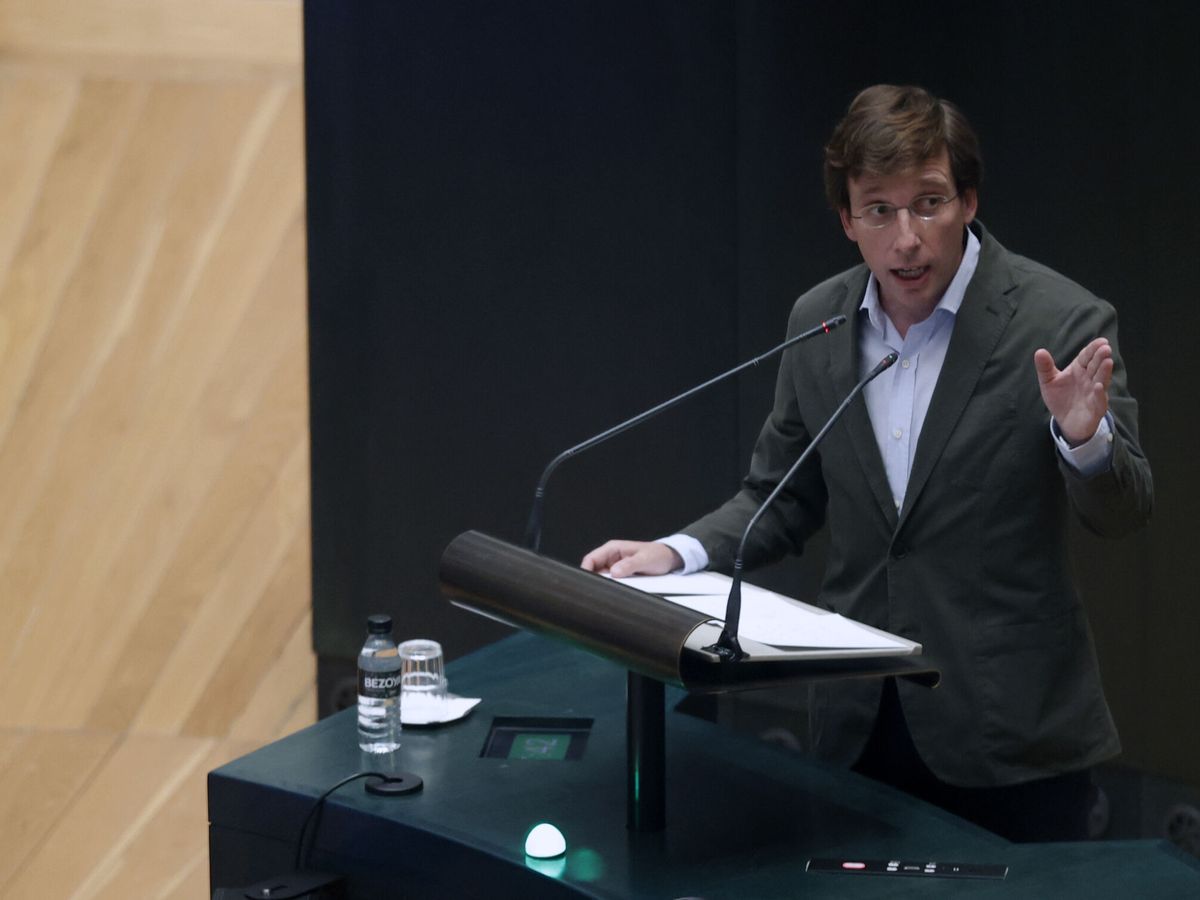 Foto: El alcalde de Madrid, José Luis Martínez-Almeida, durante la sesión extraordinaria y urgente del Pleno municipal celebrada este viernes. (EFE/Javier Lizón)