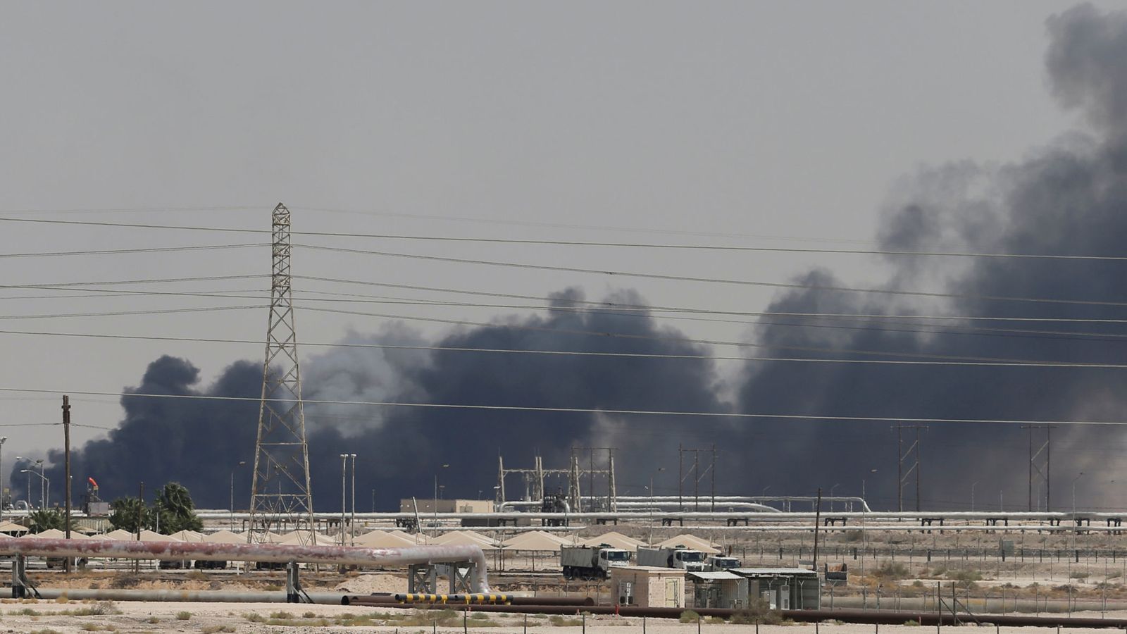 Foto: Columnas de humo provocadas por los ataques de drones contra la petrolera Aramco. (Reuters)