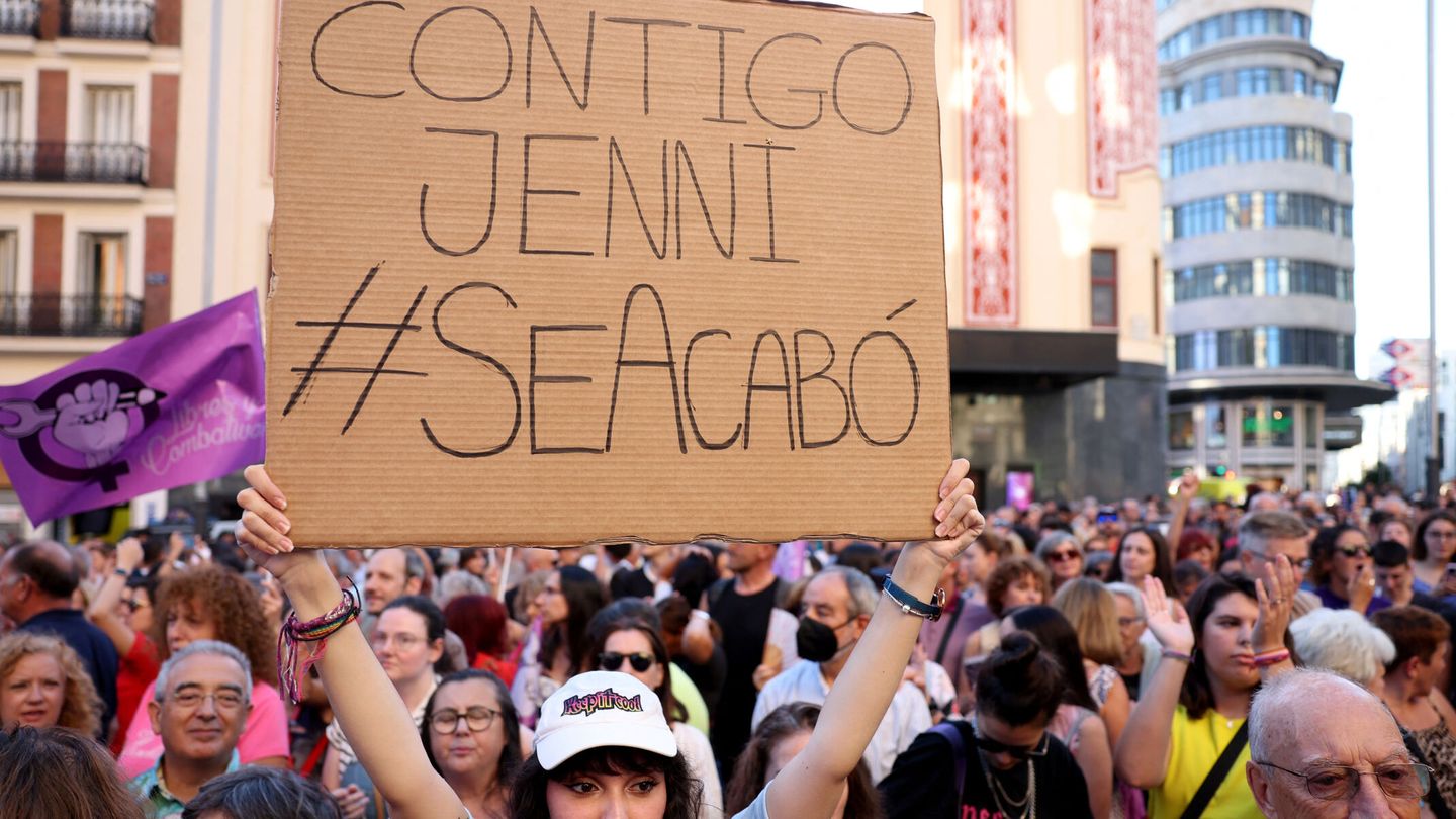 Imágenes de la concentración de apoyo a Jennifer Hermoso en la que participaron algunos miembros del Gobierno en funciones como Yolanda Díaz e Irene Montero. (Reuters/Isabel Infantes)