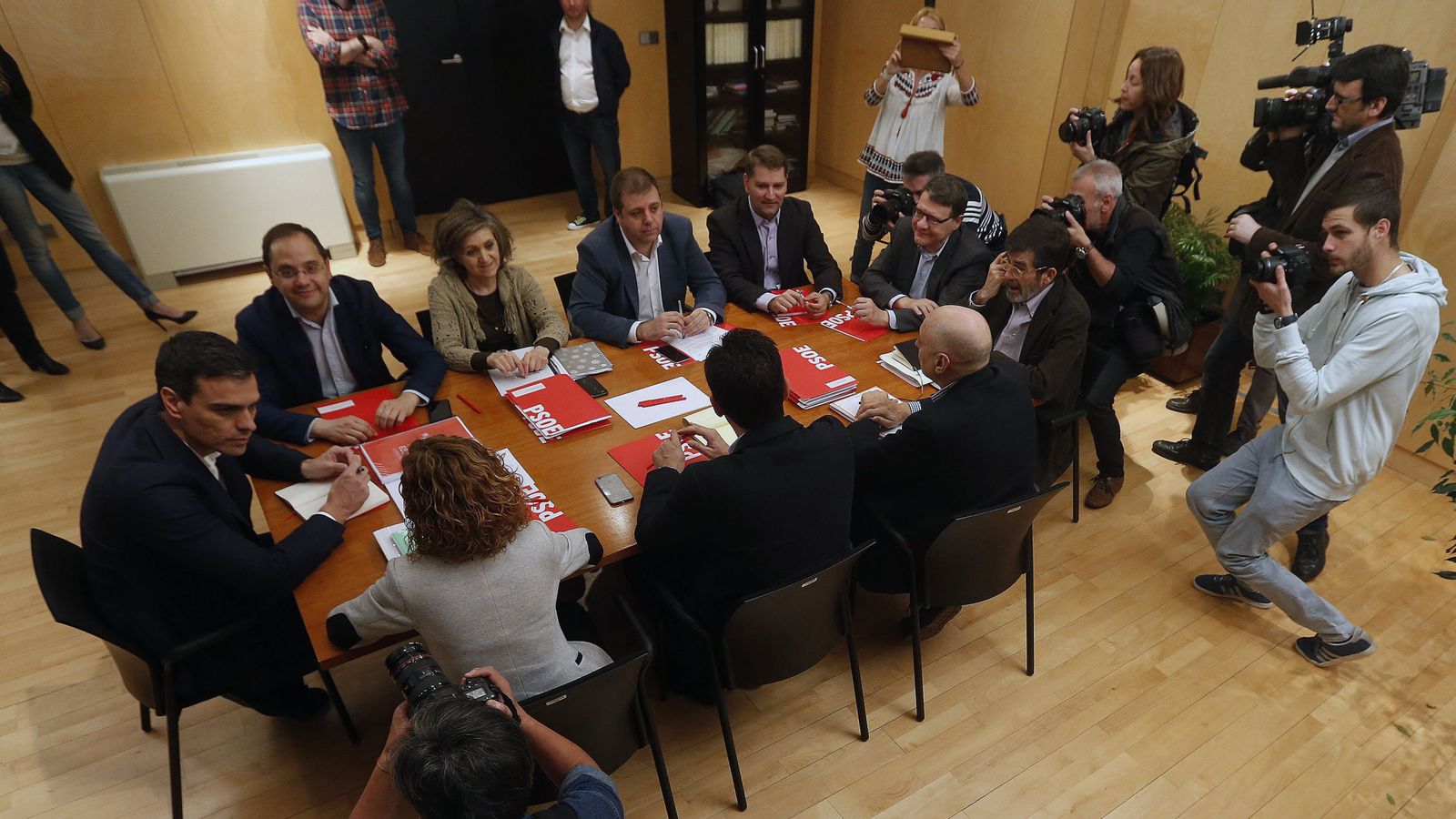 Foto: Pedro Sánchez, en la última reunión pública con su equipo negociador y miembros de su gabinete y la dirección, el pasado 8 de abril, antes de la ruptura con Podemos. (EFE)