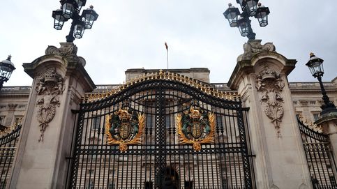 Un hombre estrella su coche contra el Palacio de Buckingham y es detenido por la Policía