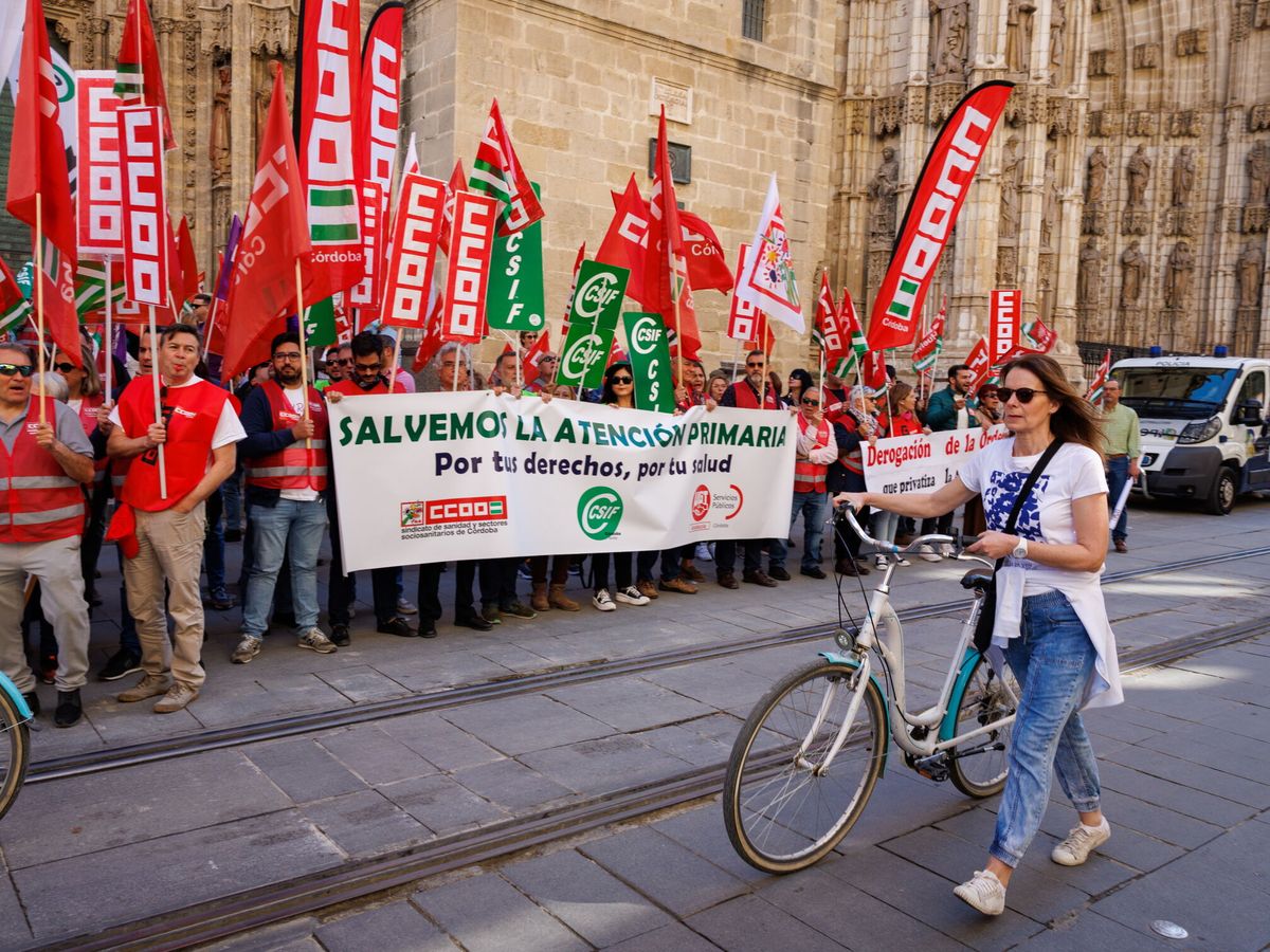 Foto: Protesta de los sindicatos CCOO, UGT y CSIF en Sevilla frente a la sede del Servicio andaluz de Salud. (EFE / Julio Muñoz)