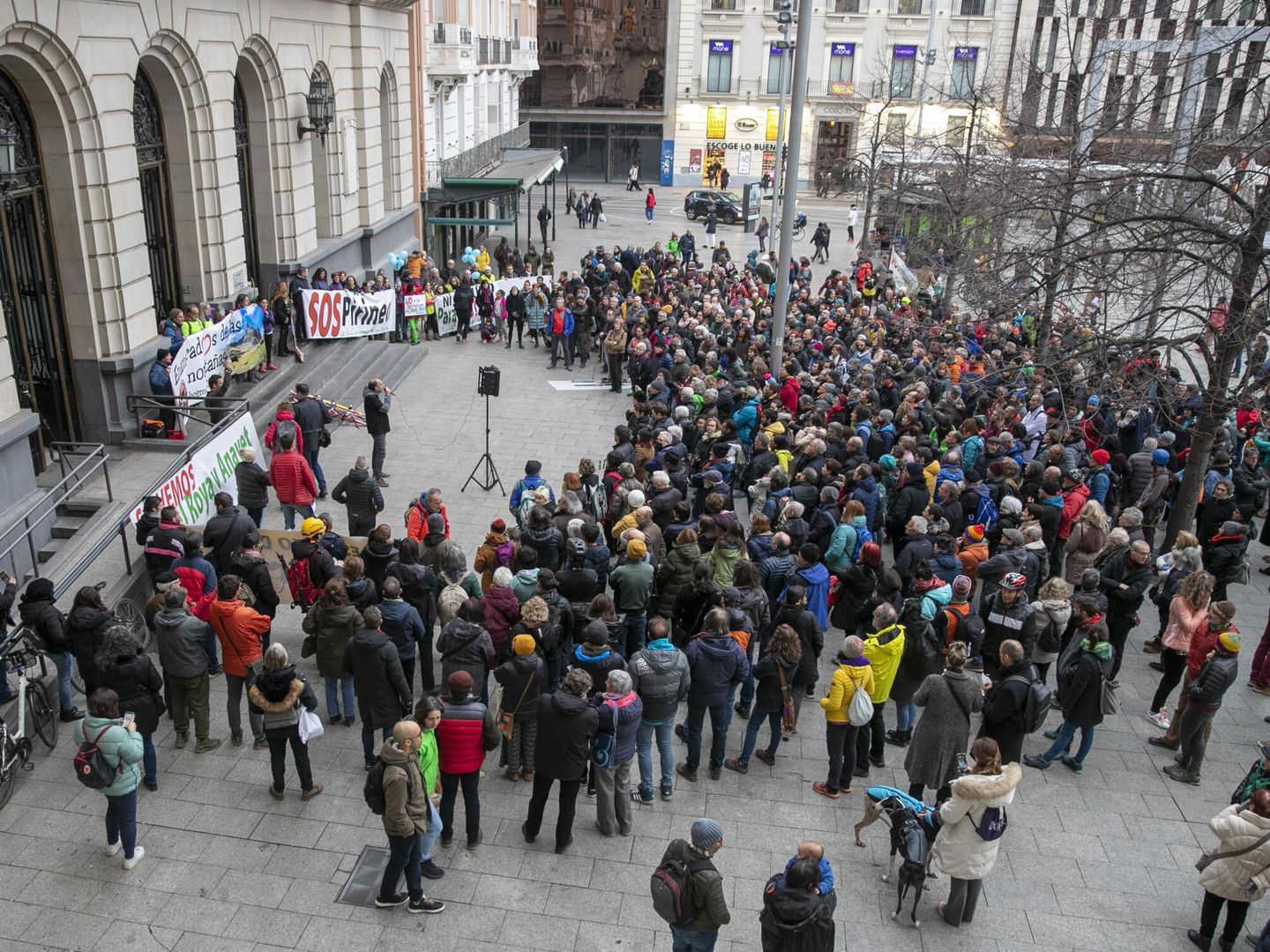 Decenas de personas protestan en Zaragoza contra el proyecto de unión de las estaciones de esquí de Astún y Formigal. (EFE/Javier Cebollada)
