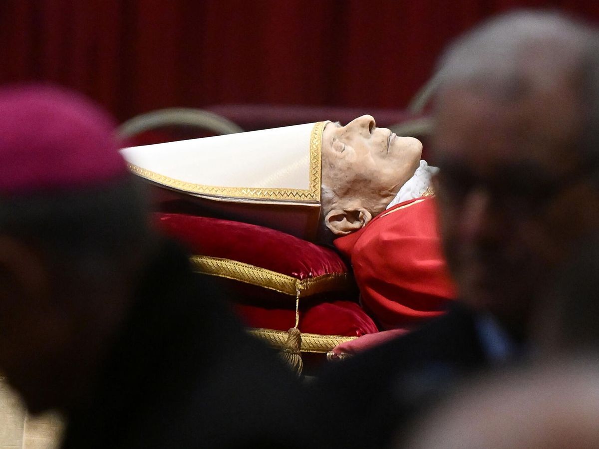Foto: ¿Será enterrado Benedicto XVI como un papa? Estas son las claves de su funeral. (EFE/EPA/Ettore Ferrari)