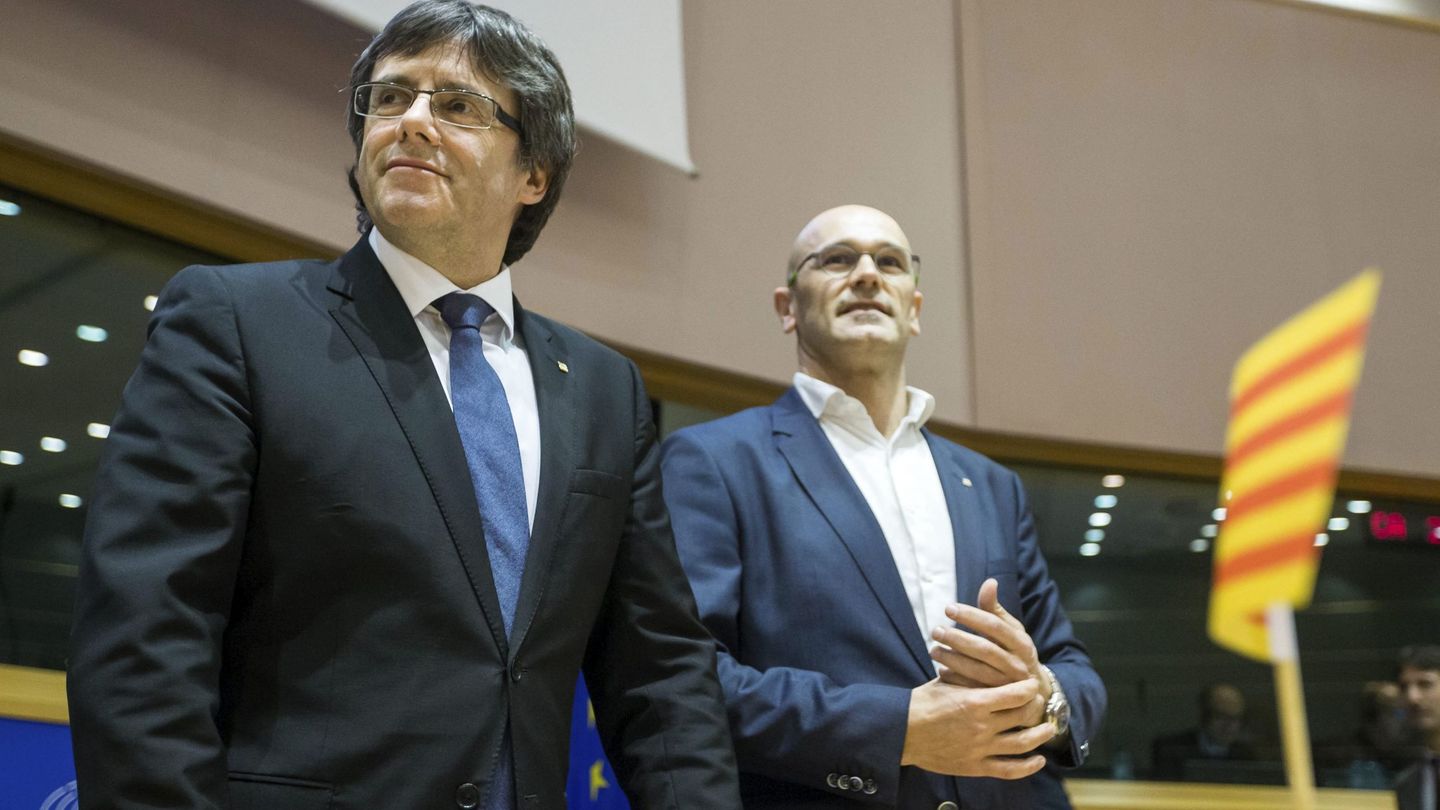 El presidente de la Generalitat, Carles Puigdemont (i), y el 'conseller' de Exteriores, Raül Romeva. (EFE)