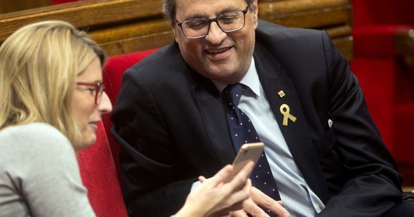 Foto: El presidente de la Generalitat, Quim Torra, conversa con la portavoz del Govern, Elsa Artadi. (EFE)