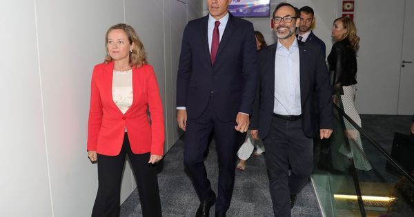 Foto: Pedro Sánchez y la ministra Nadia Calviño, acompañados por el presidente de EFE, Fernando Garea, en la sede de la agencia, este jueves. (EFE)
