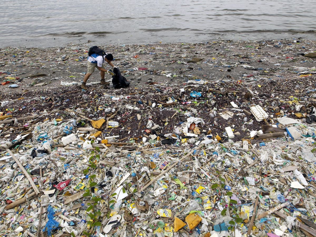 Foto: Plásticos acumulados en una playa de Filipinas. (EFE/R. Tongo)