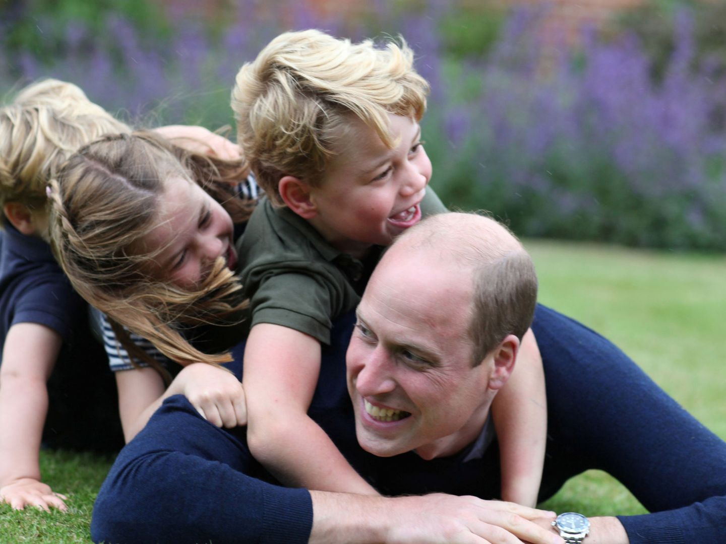 Una de las imágenes del príncipe Guillermo junto a sus hijos. (Kate Middleton / Kensington Palace)
