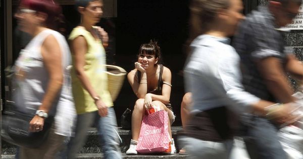 Foto: Una chica descansa de sus compras en Barcelona. (EFE)