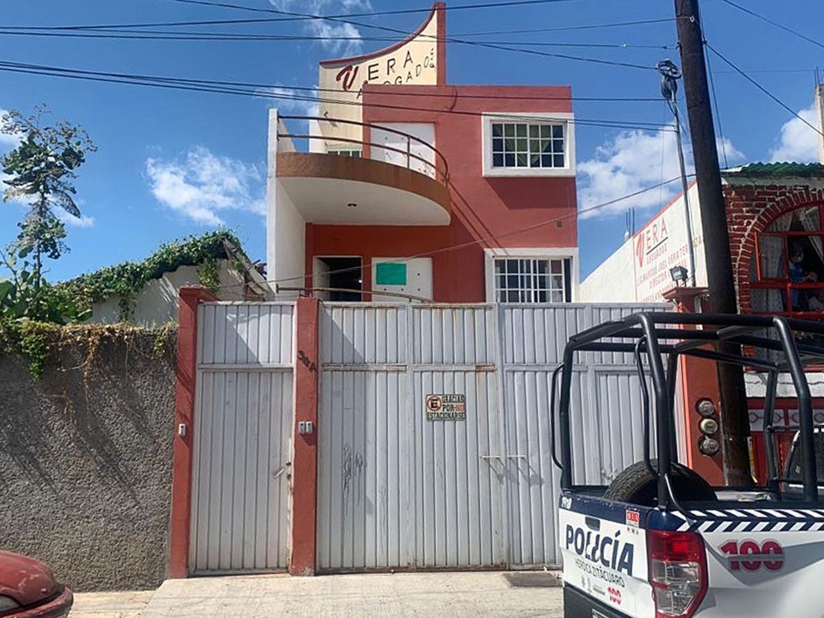 Foto: Fotografía de la fachada donde fue asesinado el periodista Roberto Toledo hoy en Zitácuaro, estado de Michoacán (México). (EFE/Magda Alonso)