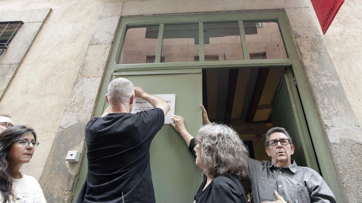 Los libreros Paco Camarasa y Montse Clavé dicen adiós a Negra y Criminal. (Efe)