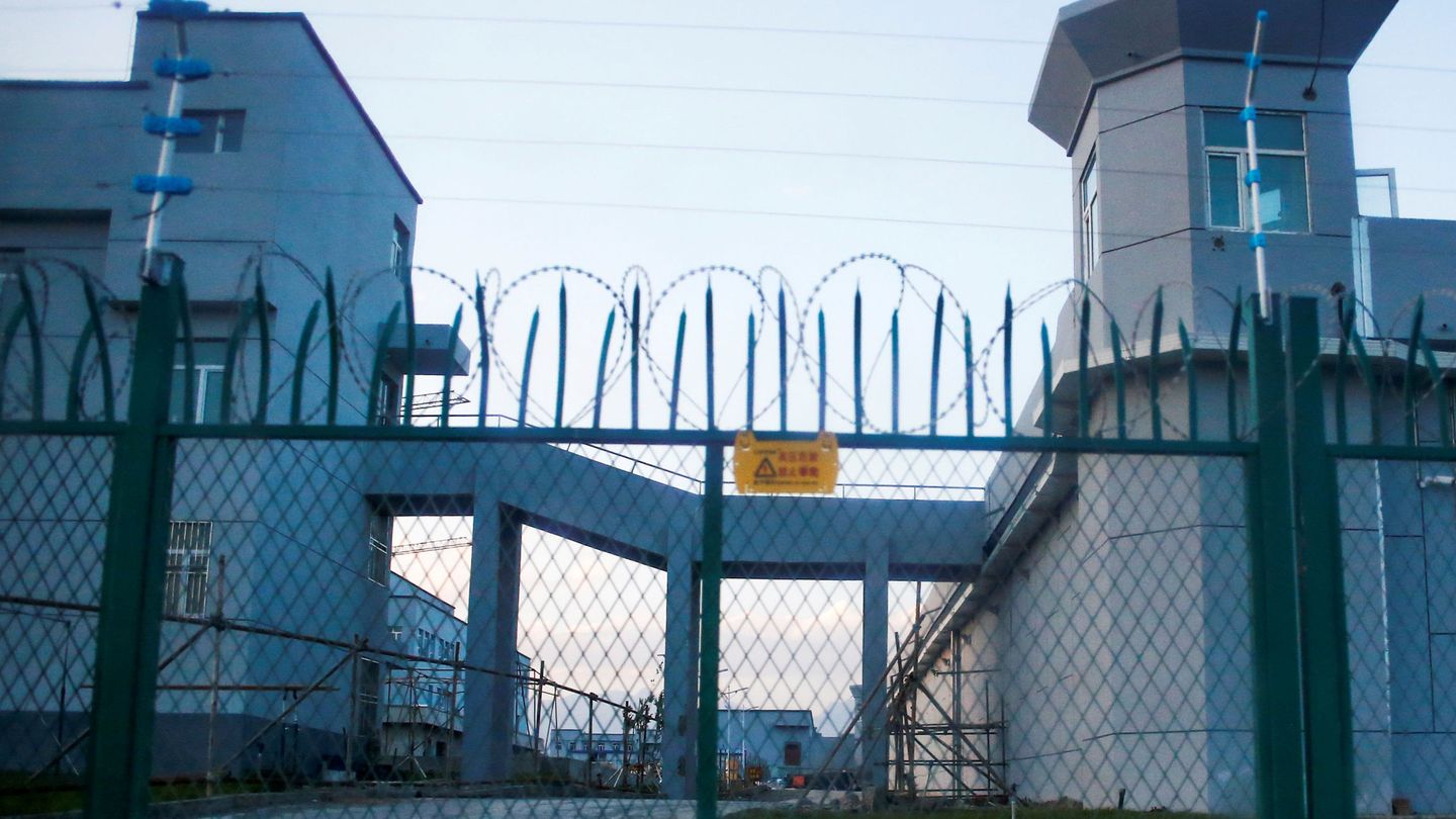 La entrada de uno de los campos de trabajo de Xinjiang. (Reuters)