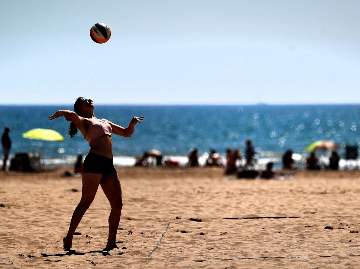 Foto: Una joven juega al voley playa en una playa de Valencia (EFE)