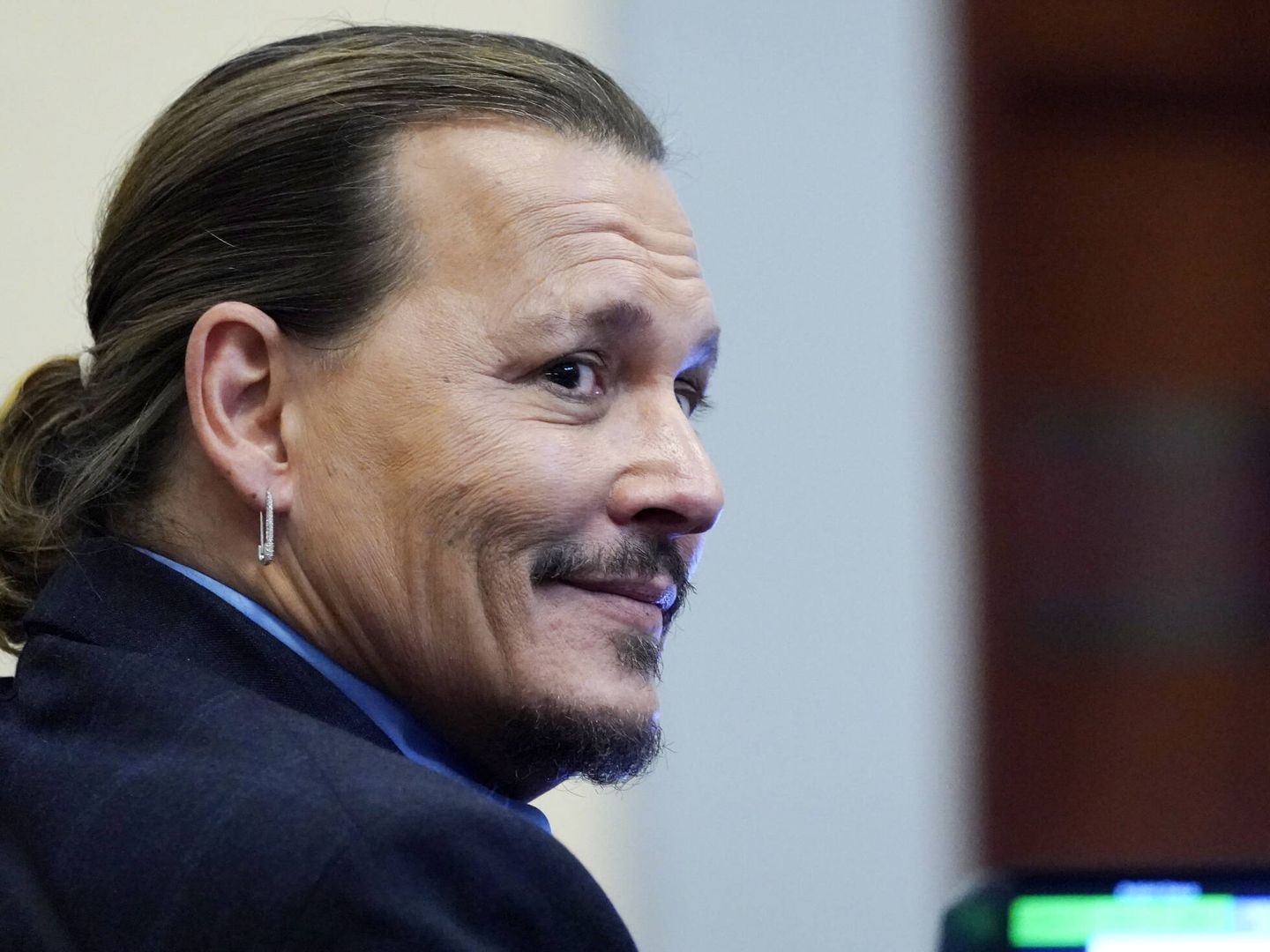 Johnny Depp sonríe durante el juicio. (EFE/Steve Helber)