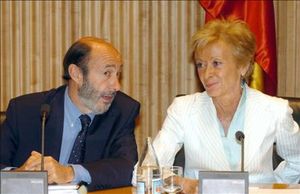 Los duros del Gobierno, Rubalcaba y De la Vega, impiden a Zapatero hacer un gesto hacia ETA