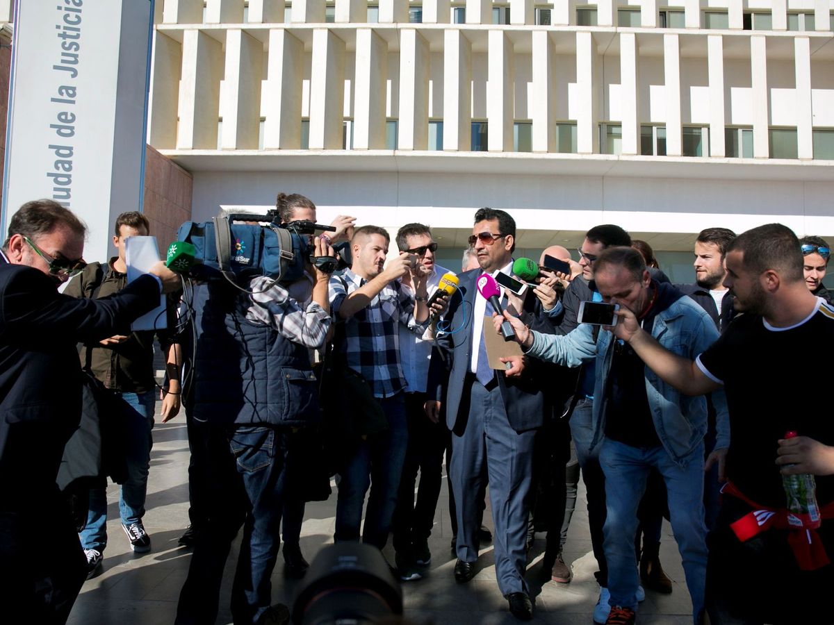 Foto: El jeque Al-Thani, atendiendo a los medios tras una comparecencia judicial. (EFE/Álvaro Cabrera)
