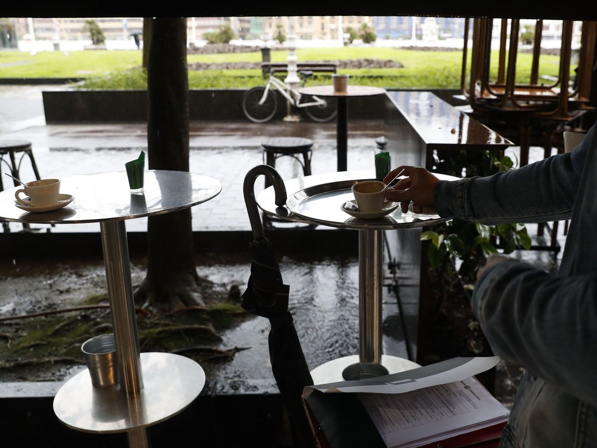 Foto: Ubn hombre toma un café en una terraza esta mañana en San Sebastián. (EFE)
