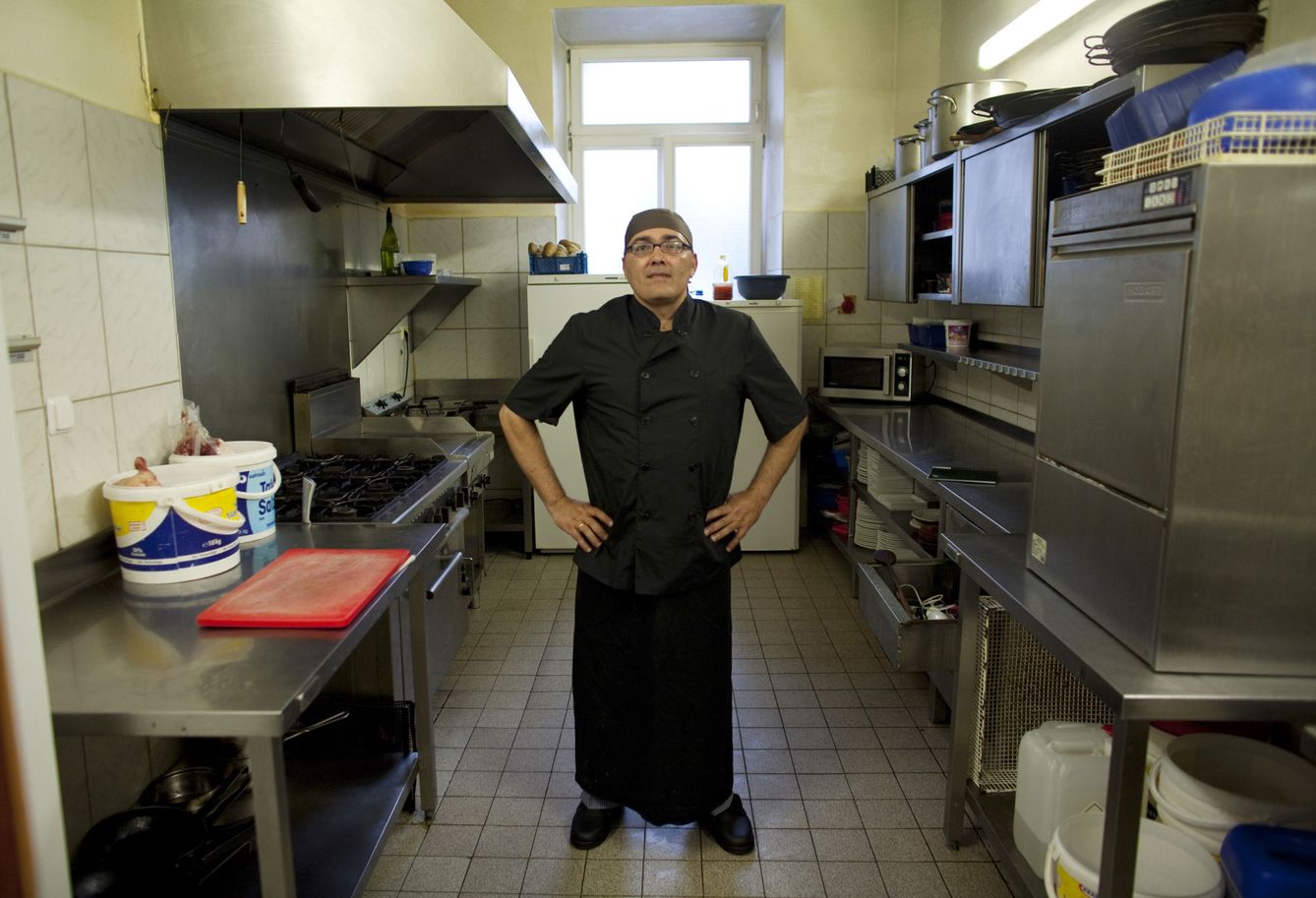 El español José Manuel Abel posa para la cámara en su primer día como asistente de cocina en Múnich (Reuters).