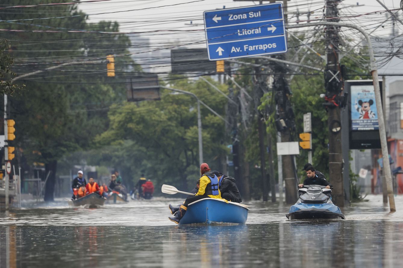 Rescatistas voluntarios navegan entre las calles inundadas en el barrio Humaita, este domingo en Porto Alegre (Brasil). (EFE/Sebastião Moreira) 