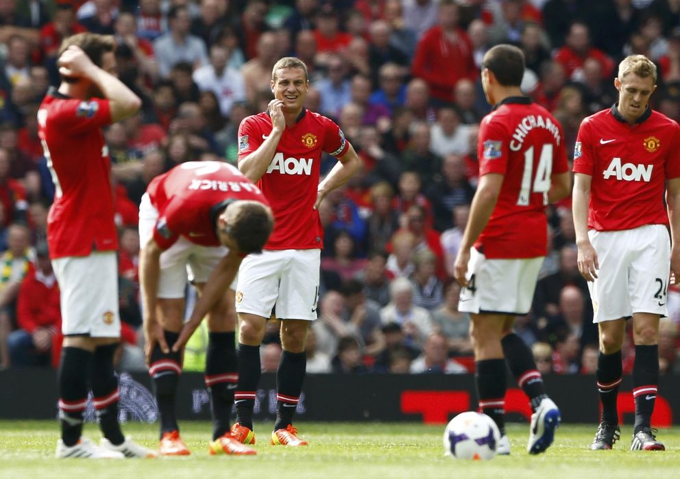 Foto: Los jugadores del Manchester United lamentan el gol de Larsson (Reuters).