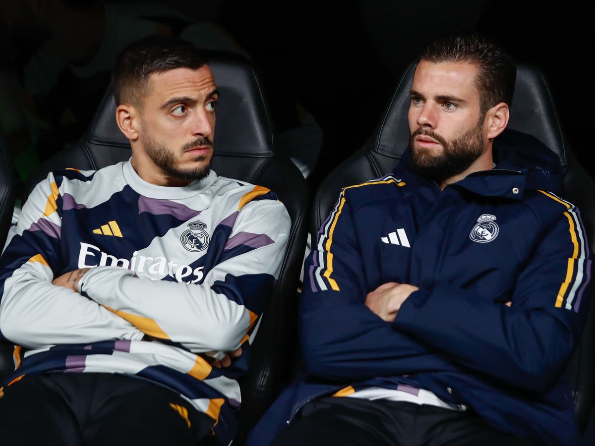 Foto: Joselu y Nacho en el banquillo durante un patrido con el Real Madrid. (AFP7)