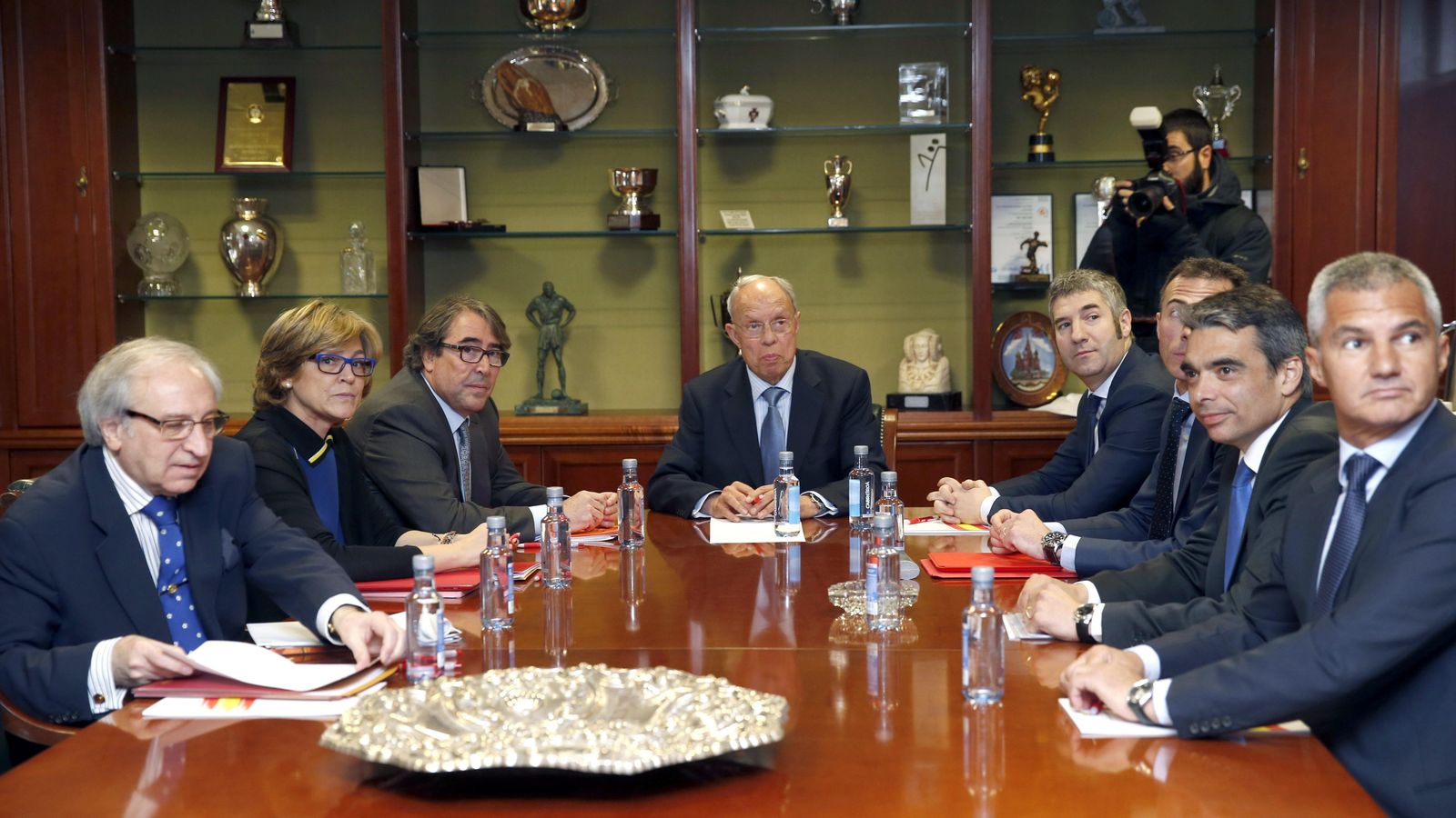 Foto: Los miembros de la RFEF, el Barcelona y el Athletic, durante la reunión de este miércoles (Efe).