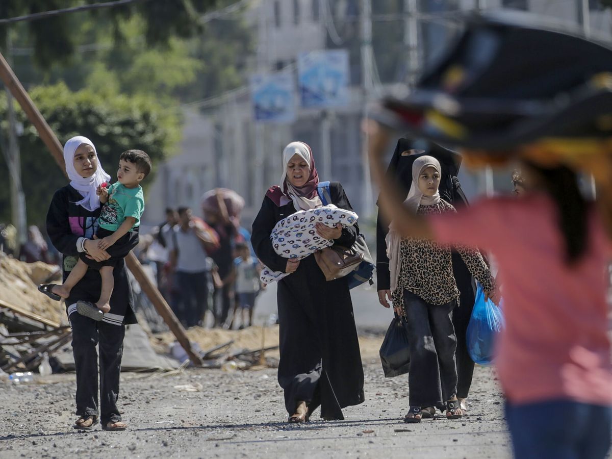 Foto: Mujeres y niños en Gaza. (EFE/Mohammed Saber)