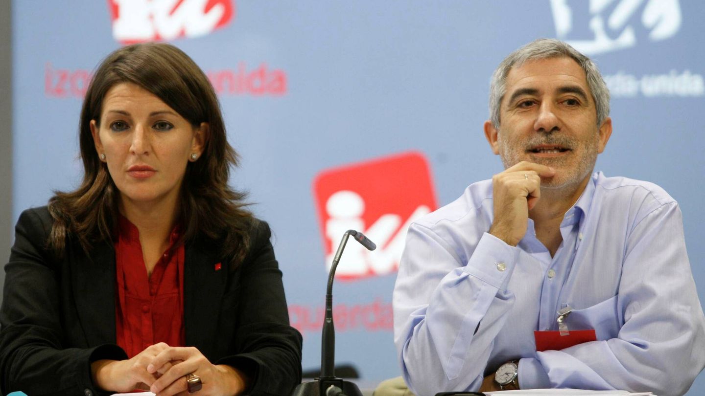 Gaspar Llamazares y Yolanda Díaz al inicio de una reunión del Consejo Político de Izquierda Unida en 2009. (EFE/Chema Moya)